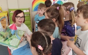 Pani Ania czyta dzieciom (1)