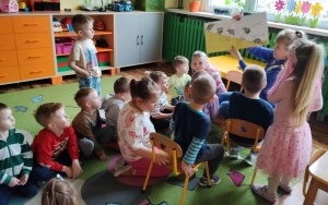 Czytanie na dywanie (3)